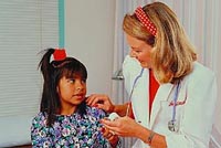 Fotografía de una médico hablándole a una de sus pacientes